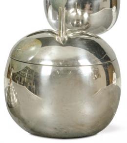 1539   -  Lote 1539: Hielera con forma de manzana en metal plateado. S. XX. 