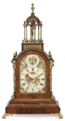 Lote 1540
Reloj Bracket victoriano en madera de caoba, con sonería de medias y enteras de nueve campanas. Esfera firmada por Leplastrieri & Yoeng. Londres, S. XIX.