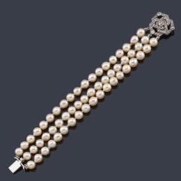 Lote 2013: Pulsera con tres hilos de perlas de aprox. 7,46 - 7,97 mm con cierre geométrico con diamantes talla antigua y rosa en montura de oro blanco de 18K.