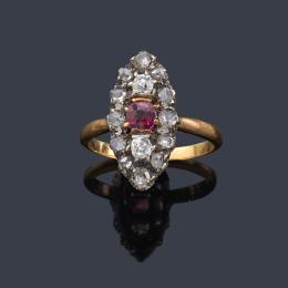 2014   -  Lote 2014: Anillo lanzadera con rubí central y diamantes talla antigua y rosa sobre montura de oro amarillo de 18K y vista en plata. S. XIX.