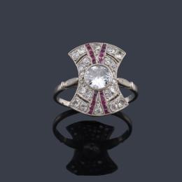 Lote 2058: Anillo 'Art Decó' con un brillante central de aprox. 0,65 ct con diamantes talla sencilla y doble banda de rubíes calibrados. Años '30.