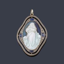 Lote 2062: Medalla devocional con La Imagen de La Virgen Inmaculada realizada en nácar, con diamantes y zafiros calibrados.