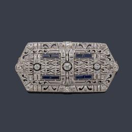 Lote 2065: Broche-placa rectangular con zafiros calibrados y diamantes talla rosa y antigua con diseño calado.
