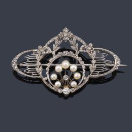 Lote 2066: Delicado broche época 'Garland' con motivos florales enriquecidos con diamantes talla rosa y detalle inferior con perlitas. Circa 1910.