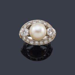 Lote 2075: Anillo con perla central de aprox. 10,51 mm con pareja de brillantes de aprox. 0,50 ct cada uno.