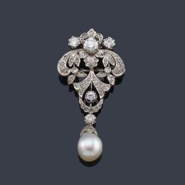 Lote 2076: Broche de solapa con diamantes talla brillante, antigua y rosa de aprox. 2,00 ct en total con perla Australiana en forma de gota de aprox. 12,00 mm.