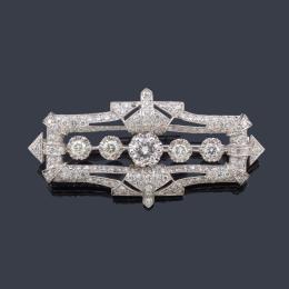 Lote 2080: Broche-placa con diamantes talla brillante de aprox. 3,40 ct em garra ilusión, realizado en montura de platino.