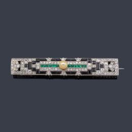 Lote 2081
Broche rectangular 'Art Decó' con ónix, esmeraldas, diamantes y perlita en montura de platino. Años '30.