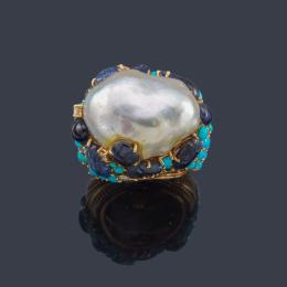 Lote 2094: Aillo con perla barroca natural en montura de zafiros con turquesas y brillantes. Con certificado