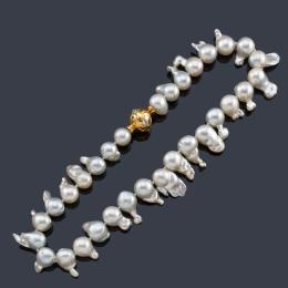 Lote 2096: Collar corto con perlas barrocas y cierre esférico en oro amarillo de 18K y brillantes.