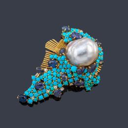 Lote 2097: Broche con perla central barroca natural en montura con zafiros, turquesas y brillantes. Con certificado The Gem & Pearl Laboratory