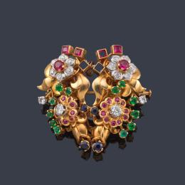Lote 2101: Broche doble-clip con diseño floral enriquecido con brillantes, esmeraldas, rubíes y zafiros calibrados en montura de oro amarillo de 18K.
