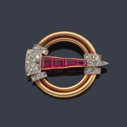 Lote 2106: Broche retro con diseño circular con banda de rubíes sintéticos calibrados y motivos con diamantes talla holandesa. Años '40.
