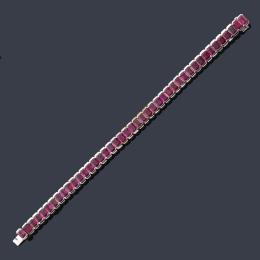 Lote 2117: LUIS GIL
Pulsera riviére con rubíes talla esmeralda de aprox. 25,80 ct en total.