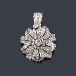 Lote 2121: Colgante-broche con diseño floral cuajado de diamantes talla brillante y 8/8, en montura de oro blanco de 18K.