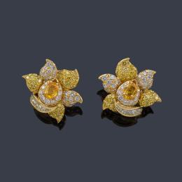Lote 2137
Pendientes con diseño floral con pareja de zafiros amarillos talla oval de aprox. 0,93 ct cada uno con pavé de diamantes incoloros de aprox. 1,46 ct y Fancy Yellow de aprox. 1,59 ct en total.