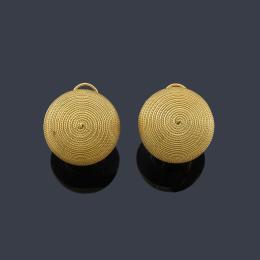Lote 2142: LUIS GIL
Pendientes cortos con diseño en espiral con decoración de cordoncillo en oro amarillo de 18K.