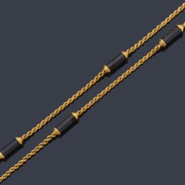 Lote 2145: Collar largo con seis piezas de ónix con cordón de oro amarillo de 18K.