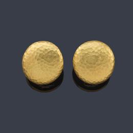 Lote 2147: LUIS GIL 
Pendientes circulares con efecto martelé en oro amarillo mate de 18K.