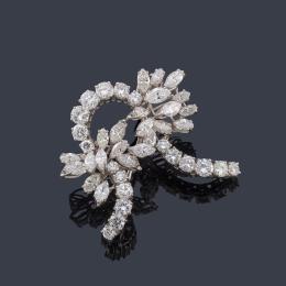 Lote 2159: Broche con diamantes talla brillante y marquís de aprox. 6,81 ct en total en montura de oro blanco de 18K.