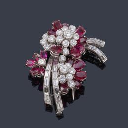 Lote 2160: ALDAO
Broche con diseño floral y lazada con diamantes talla brillante y baguette de aprox. 6,85 ct y rubíes talla perilla de aprox. 6,70 ct en total.