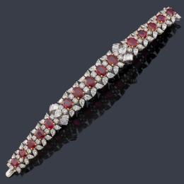 Lote 2161
ALDAO
Magnífica pulsera con frente de rubíes talla oval de aprox. 26,73 ct y diamantes talla brillante, perilla y baguette de aprox. 19,88 ct en total.