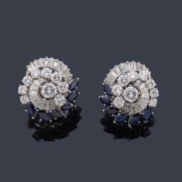 Lote 2176: ALDAO
Pendientes cortos con diamantes talla brillante y trapecio de aprox. 5,06 ct en total y zafiros talla marquís.