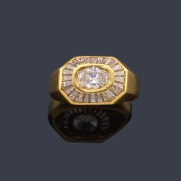 Lote 2190: Anillo con diamantes talla oval y trapecio de aprox. 2,10 ct en total en montura de oro amarillo de 18K.