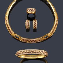 Lote 2200: Conjunto de collar, pulsera, pendientes y anillo con rubíes calibrados y brillantes, en montura de oro amarillo de 18K.