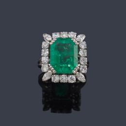 Lote 2208: Anillo con esmeralda de aprox. 6,65 ct con orla de diamantes talla brillante y marquís.
