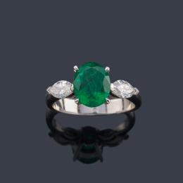 Lote 2209: Anillo con esmeralda talla oval de aprox. 1,95 ct con dos diamantes talla marquís de aprox. 0,61 ct en total.