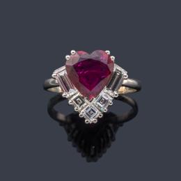 Lote 2219: Anillo con rubí central talla corazón de aprox. 3,80 ct con remate inferior de diamantes talla baguette y carré.