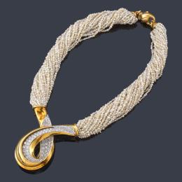 Lote 2223: PERE FERRANDIZ
Collar colección "Miranda", con hilos de perlitas de aljófar y remate con diseño de lazada enriquecido en pavé de brillantes de aprox. 16,12 ct sobre oro blanco de 18K. Con estuche original