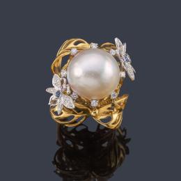Lote 2228: Anillo con perla Mabe central con dos detalles en diseño de mariposa con brillantes, zafiros y rubíes. 