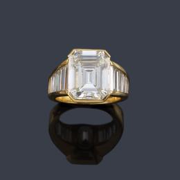Lote 2234
Solitario con diamante talla esmeralda de aprox. 7,56 ct con banda de diamantes talla baguette en ambos lados.