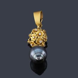 Lote 2249: Colgante con remate de perla gris de Tahití de aprox. 13,59 mm con motivo central floral con diamantes.