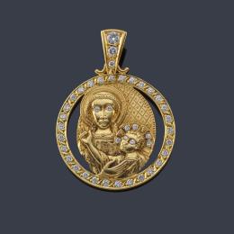 Lote 2255: GREGORY
Medalla devocional con La Imagen de La Virgen con El Niño en brazos, enriquecido con brillantes.