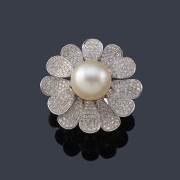 Lote 2263: Anillo con perla central de aprox. 12,90 mm con los pétalos cuajados de brillantes engastados en grano.