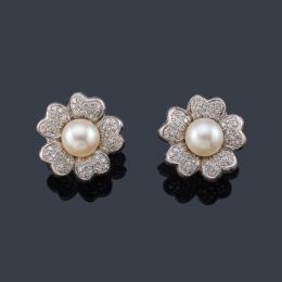 Lote 2264: Pendientes con diseño floral con pareja de perlas de aprox. 8,99 mm y 8,91 mm con los pétales en pavé de brillantes.