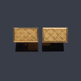 Lote 2273: Gemelos con diseño rectangular con diseño trama en montura de oro amarillo de 18K.