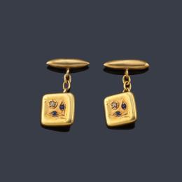 Lote 2275: Gemelos con diseño floral con diamantes y zafiros en montura de oro amarillo de 18K.