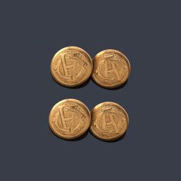 Lote 2276: Gemelos con diseño circular grabado con la inicial de 'A' en montura de oro amarillo de 18K.