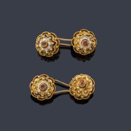 Lote 2279: Gemelos con doble motivo de botón charro (Salamanca) con esmalte y centro de cuarzo citrino, decorado con esferillas en oro amarillo de 189K.