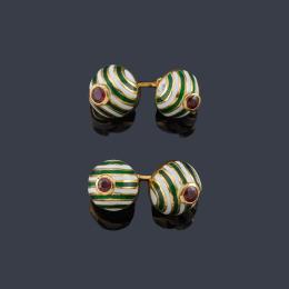Lote 2290: LUIS GIL
Gemelos con diseño semiesférico con bandas de esmalte blanco y verde con centro de rubíes.