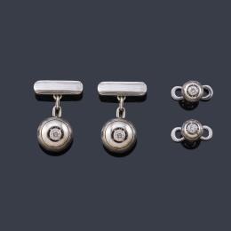 Lote 2295: Gemelos con pareja de botones con brillante central en montura de platino.