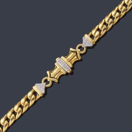 Lote 2297: Collar con motivo central en pavé de brillantes y dos rubíes en cabujón con cadena de eslabones húngaros en oro amarillo de 18K.