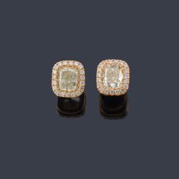 Lote 2306
Pendientes cortos con pareja de diamantes talla cushion de aprox. 2,04 ct en total, con orla de brillantitos.
