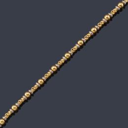 Lote 2308: BVLGARI
Collar corto con eslabones circulares y articulados en oro blanco y amarillo de 18K.