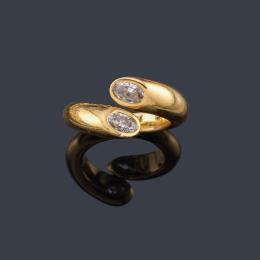 Lote 2312: CARTIER
Anillo 'Tu y Yo' con dos diamantes talla oval en montura tubular en oro amarillo de 18K.