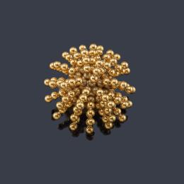 Lote 2313: CARTIER
Anillo 'Pétillante' de la colección 'Nouvelle Vague' con borlón superior con cuentas esfericas realizadas en oro amarillo de 18K.
